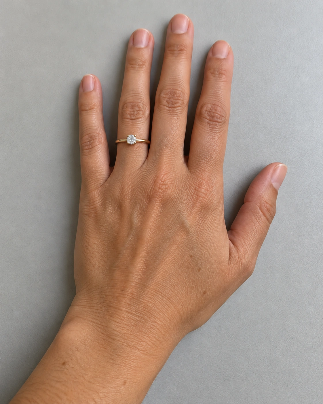 Rings Virtual ring try on example: gold solitaire ring on the ring finger